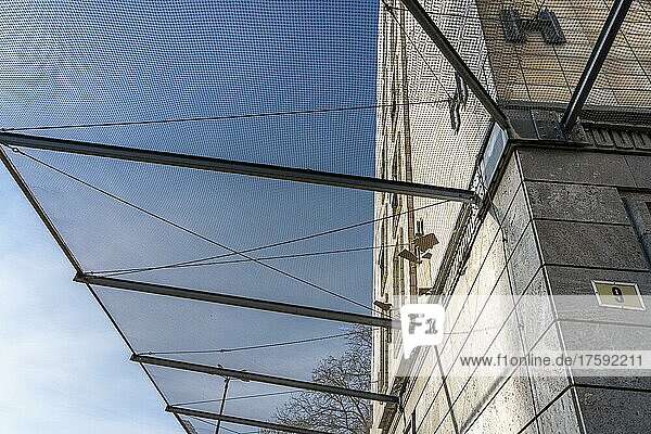 Schutznetz gegen herabfallende Fliesen an den Häusern in der Karl-Marx-Allee in Mitte  Berlin  Deutschland  Europa