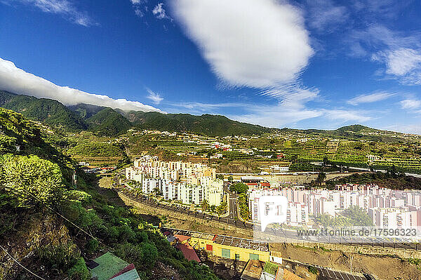 Stadtbild durch Berge an einem sonnigen Tag auf La Palma  Santa Cruz  Kanarische Inseln  Spanien