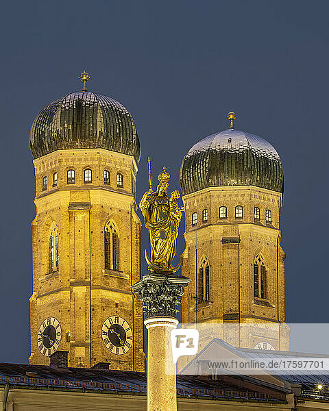 Deutschland  Bayern  München  Mariensäule in der Abenddämmerung mit der Liebfrauenkathedrale im Hintergrund