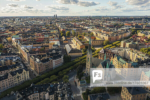 Schweden  Stockholms län  Stockholm  Luftaufnahme der Oscars-Kirche und der umliegenden Häuser des Stadtteils Ostermalm