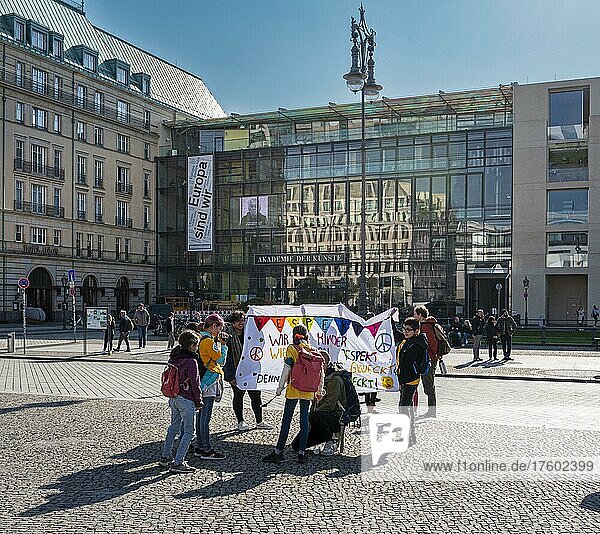 Kinder demonstrieren für mehr Respekt vor dem Brandenburger Tor  Berlin  Deutschland  Europa