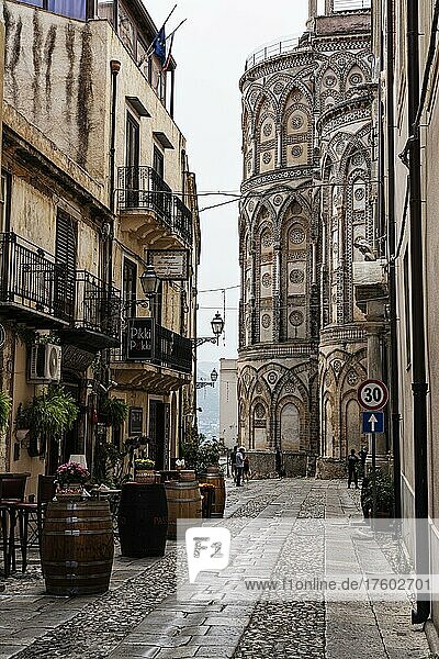 Gasse  Rückseite der Kathedrale von Monreale  Duomo di Monreale  in der Nähe von Palermo  Sizilien  Italien  Europa