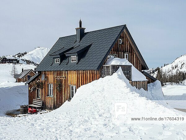 Winterlandschaft  eingeschneite Hütte  Tauplitzalm  Steiermark  Österreich  Europa