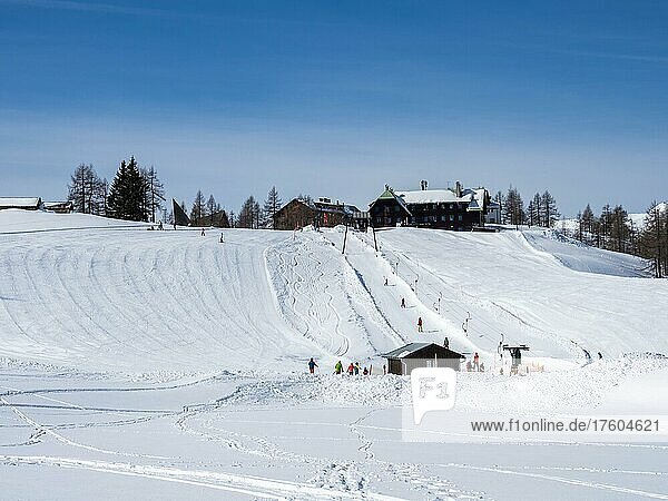 Skilift und Skipiste beim Naturfreundehaus  Tauplitzalm  Steiermark  Österreich  Europa