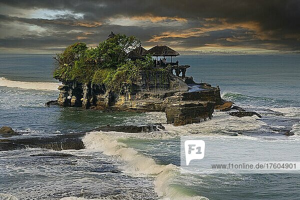 Meerestempel Pura Tanah Lot  kurz vor Sonnenuntergang  Tabanan  Bali  Indonesien  Asien