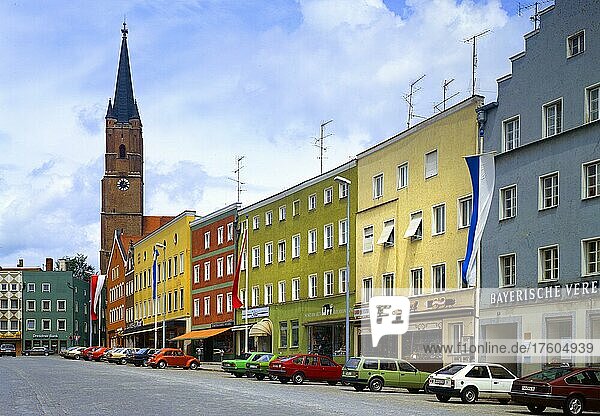 Parkende Autos  Stadtplatz mit der gotischen Pfarrkirche St. Nikolaus  Niederbayern  Bayern Deutschland  Historische Fotografie um 1973
