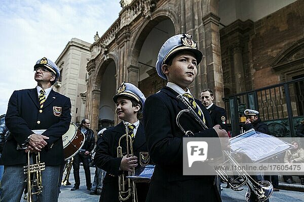 Junge und ältere Mitglieder der Musikkapelle während einer Pause vom Marschieren am Karfreitag in den Straßen von Trapani  Sizilien  Italien  Europa