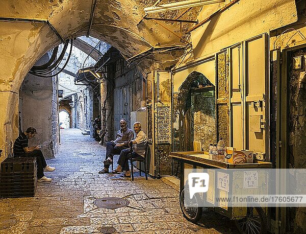 Männer vor einem Geschäft in einer der Straßen des historischen Zentrums von Jerusalem  Israel  Naher Osten  Asien