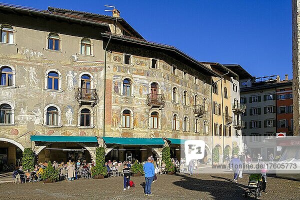 Piazza del Duomo  mit Sgrafittohaus  Case Cazuffi-Rella  Palazzo Pretorio  Trient  Trento  Trentino  Italien  Europa