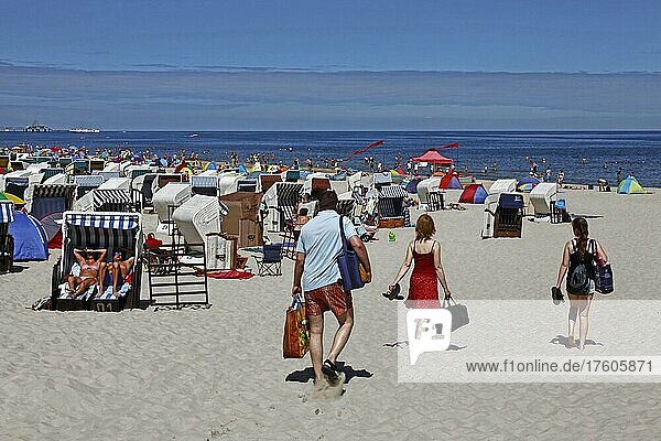 Beach  beach chairs  tourists  holidaymakers  spa guests  Baltic Sea coast  seaside resort Ahlbeck-Heringsdorf  Usedom Island  Mecklenburg-Western Pomerania  Germany  Europe