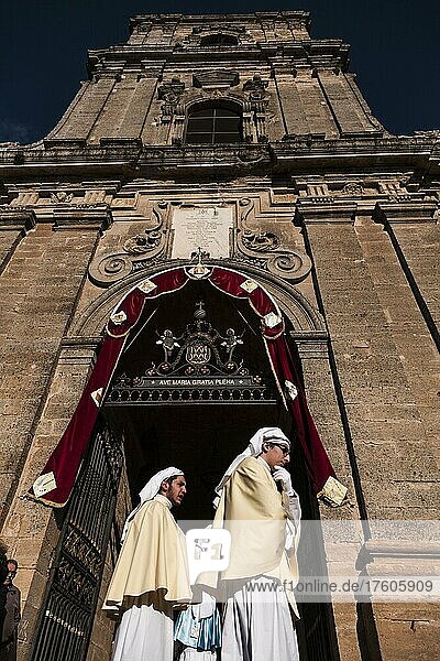 Zwei junge Mitglieder einer Bruderschaft in Kleidung für Karfreitag an der Tür der Kathedrale von Enna  Sizilien  Italien  Europa