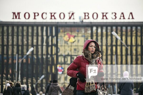 Eine schöne junge Frau geht vor dem Hafen in Wladiwostok  Russland  Ferner Osten  Europa
