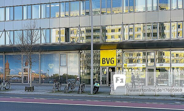 Das Gebäude des BVG Kundencenter in der Holzmarktstraße in Mitte  Berlin  Deutschland  Europa