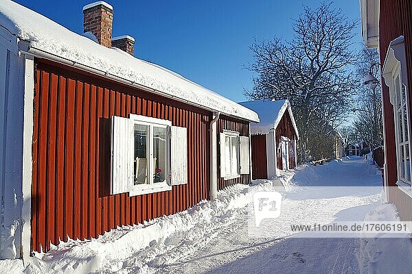 Lange Reihe von roten Holzhäusern  Winter  Weltkulturerbe Gammelstad  Altstadt  Lulea  Norbottons Län  Lappland  Schweden  Europa