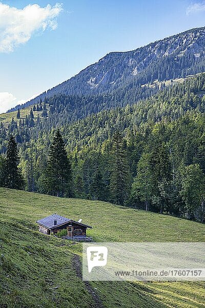 Berghütte auf einer Wiese  Berge und Landschaft  Bayrische Voralpenlandschaft  Benediktbeuern  Bayern  Deutschland  Europa