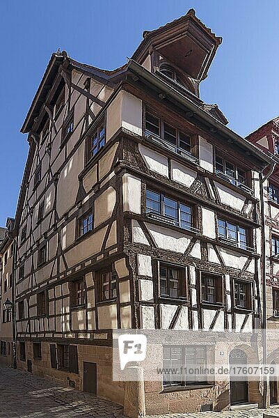 Historischer Fachwerkbau eines ehemaligen Handwerkerhauses gebaut 1448  Altststadt  Nürnberg  Mittelfranken  Bayern  Deutschland  Europa