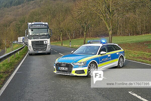 Streifenwagen der Polizei  quer auf der B260  Straßensperrung und Stau auf Landstraße  Fachbach  Rheinland-Pfalz  Deutschland  Europa