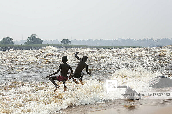 Junge kongolesische Jungen beim Spielen am Zaire-Fluss bei Kinsuka Rapids; Kongo-Fluss Kinshasa  Demokratische Republik Kongo.