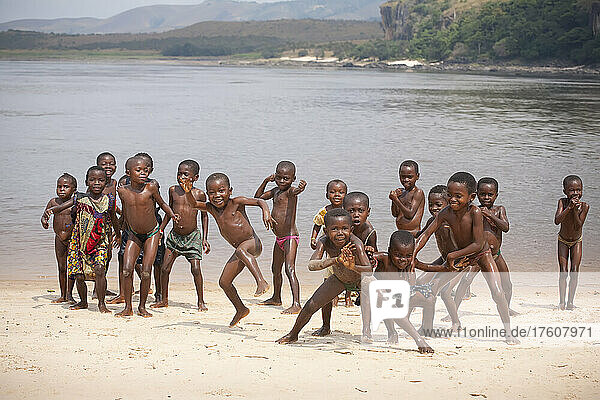 Junge kongolesische Kinder spielen am Strand des Kongo-Flusses; Bulu  Demokratische Republik Kongo.