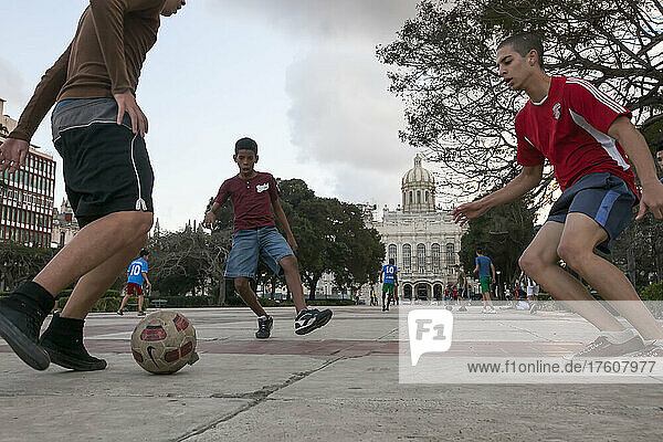 Mehrere Jungen spielen Fußball (Futbol) auf einer Straße in Havanna  Kuba; Havanna  Kuba