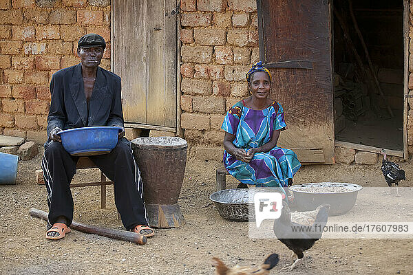 Mann und Frau sortieren Bohnen in dem kleinen Dorf Bulu; Bulu  Demokratische Republik Kongo.