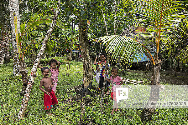 Kinder im Garten auf Kitava auf den Trobriand-Inseln  Papua-Neuguinea; Kitava Island  Trobriand-Inseln  Milne Bay Province  Papua-Neuguinea