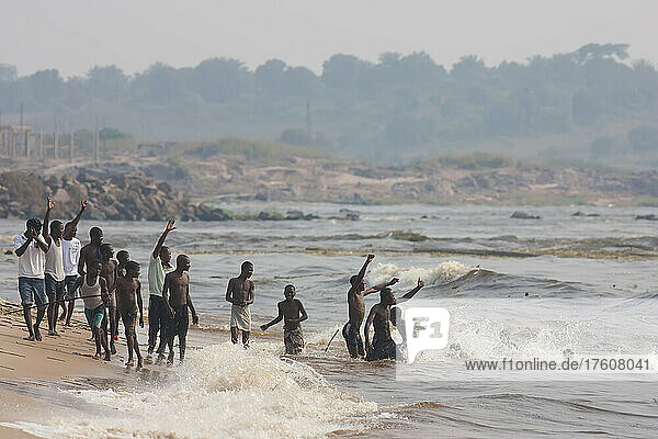 Junge Kongolesen am Kongo-Fluss bei Kinsuka Rapids; Kinshasa  Demokratische Republik Kongo.