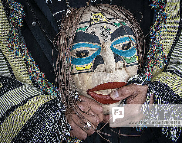 Mann steht in eine Decke mit indianischem Muster gehüllt und hält eine Maske; Hoonah  Alaska  Vereinigte Staaten von Amerika