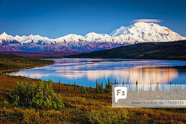 Sonnenuntergangsglühen auf dem Mount Denali (McKinley) spiegelt sich im Wonder Lake mit pastellfarbenem Himmel  Denali National Park and Preserve im Herbst  Interior Alaska; Alaska  Vereinigte Staaten von Amerika