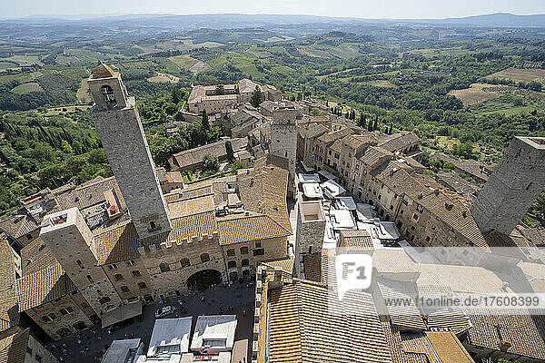 Torre Rognosa und Blick auf die historische Altstadt von San Gimignano und die umliegende Landschaft  Toskana  Italien; San Gimignano  Toskana  Italien