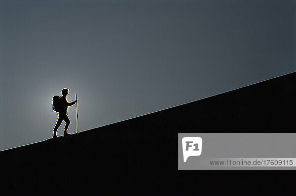Silhouette von Person Wandern Mesquite Dünen  Death Valley Kalifornien  USA