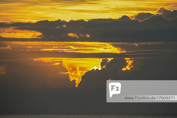 Tropischer Sonnenuntergang mit dramatischen Wolkenformationen vor der Küste der Morobe-Provinz; Marobe  Papua-Neuguinea