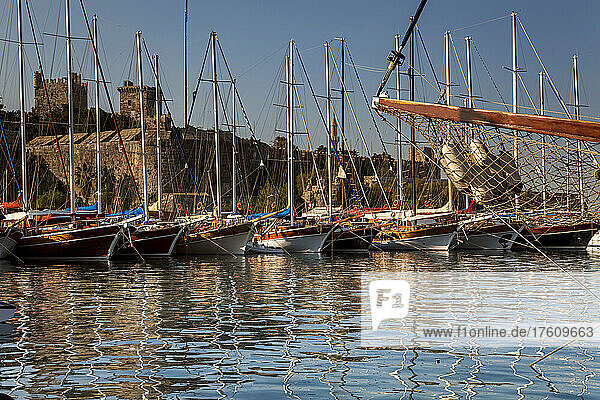 Frühmorgendliche Ansicht von Booten im Hafen von Bodrum; Der Hafen von Bodrum  an der Küste der Ägäis  Westanatolien  Türkei.