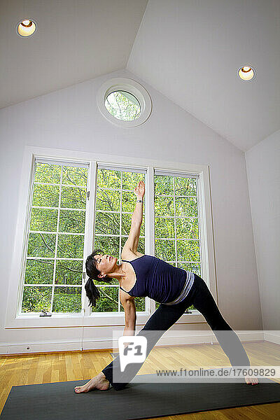 Eine Yogalehrerin posiert in ihrem Studio; Cabin John  Maryland.