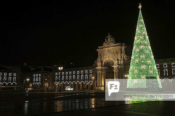 Lichterketten am Weihnachtsbaum neben dem Bogen der Rua Augusta und dem Arkadengang um den Praca Do Comercio; Lissabon  Estremadura  Portugal