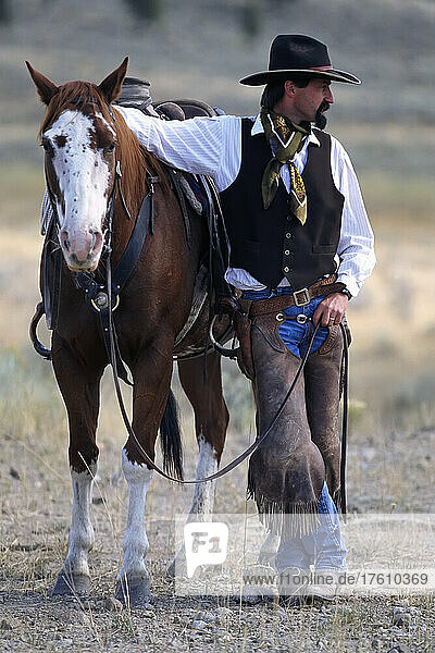 Cowboy wartet mit Pferd; Seneca  Oregon  Vereinigte Staaten von Amerika