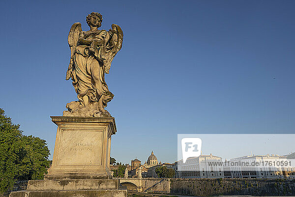 Statue des Engels mit den Peitschen auf der Engelsbrücke; Rom  Italien