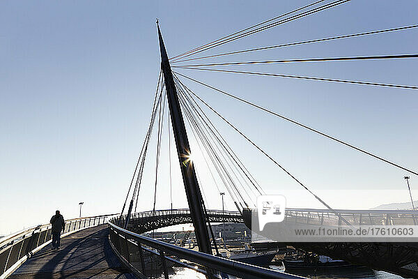 Silhouette einer Fuß- und Radwegbrücke in Pescara  Süditalien; Pescara  Italien.