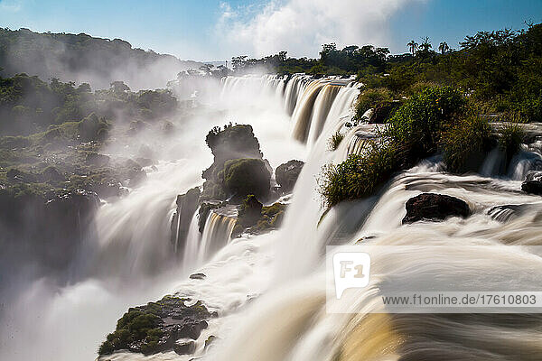 Mächtige Wasserkaskaden an den Iguazu-Fällen.