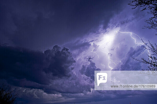 Blitze  Kumulo-Nimbuswolken und Gewitterwolken.