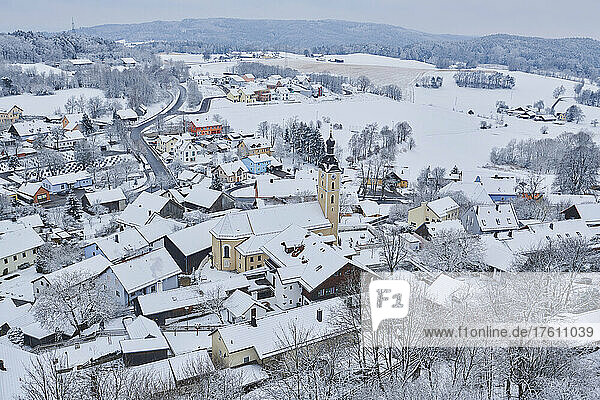 Blick von der Burgruine in Brennberg  Deutschland an einem verschneiten Wintertag; Brennberg  Bayern  Deutschland