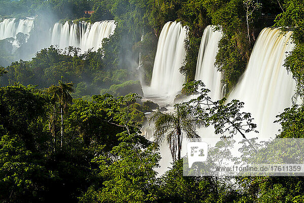 Blick auf die gewaltigen Wasserkaskaden der Iguazu-Fälle.