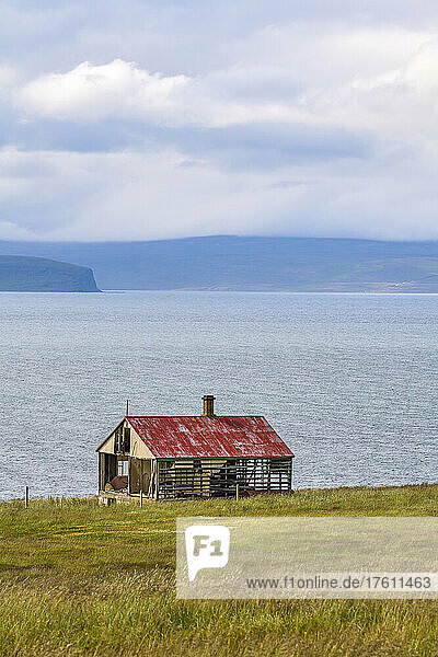 Altes Haus im Sommer an der Küste von Nordisland auf der Halbinsel Vatnsnes; Hvammstangi  Nordregion  Island