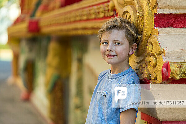 Junge mit blauen Augen in einem buddhistischen Tempel; Vientiane  Präfektur Vientiane  Laos