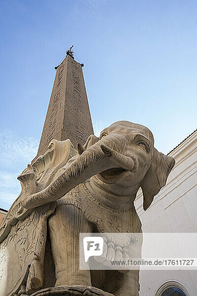 Basilika Santa Maria über Minerva und die Elefantenskulptur mit Obelisk auf der Plazza Della Minerva  Rom  Italien