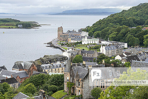 Ein Blick auf die Stadt Oban und ihren Hafen in Schottland; Oban  Schottland