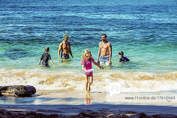 Zwei Väter spielen mit ihren Kindern im Meer am Kapalua Beach an der Kapalua Bay; Kapalua  Maui  Hawaii  Vereinigte Staaten von Amerika