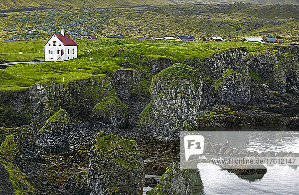 Eine vulkanische Felsenküste in Island; Arnarstapi  in der Nähe von Stykkisholmur  Snaefellsnes-Halbinsel  Island.