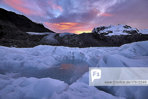 Gefrorene Wasserlache auf dem Eis des Gornergletschers bei Sonnenaufgang; Gornergrat  Zermatt  Schweiz.