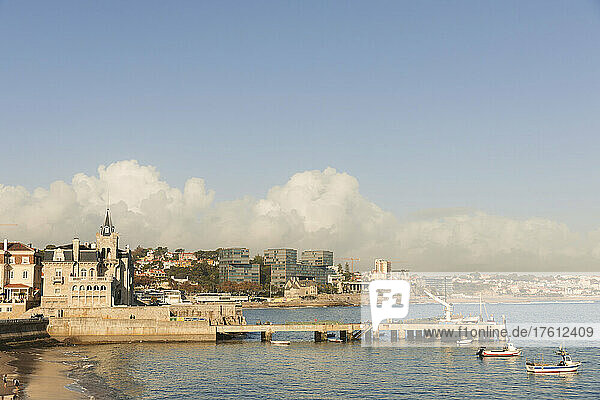 Küstenort Cascais mit Blick auf den Seixas-Palast entlang des Atlantiks am Ribeira-Strand; Cascai  Lissabon  Portugal